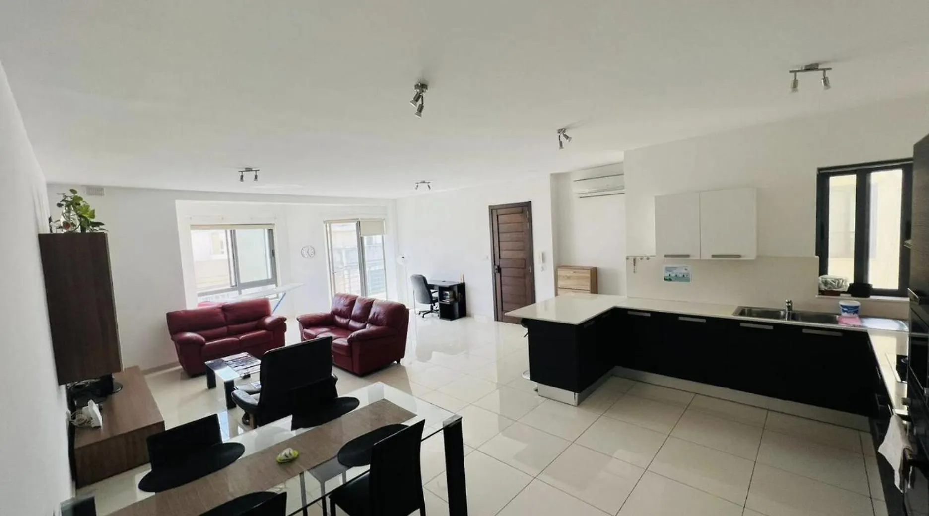 Homestay Bright Room Shared Bath Balcony For Woman Only Is-Swieqi