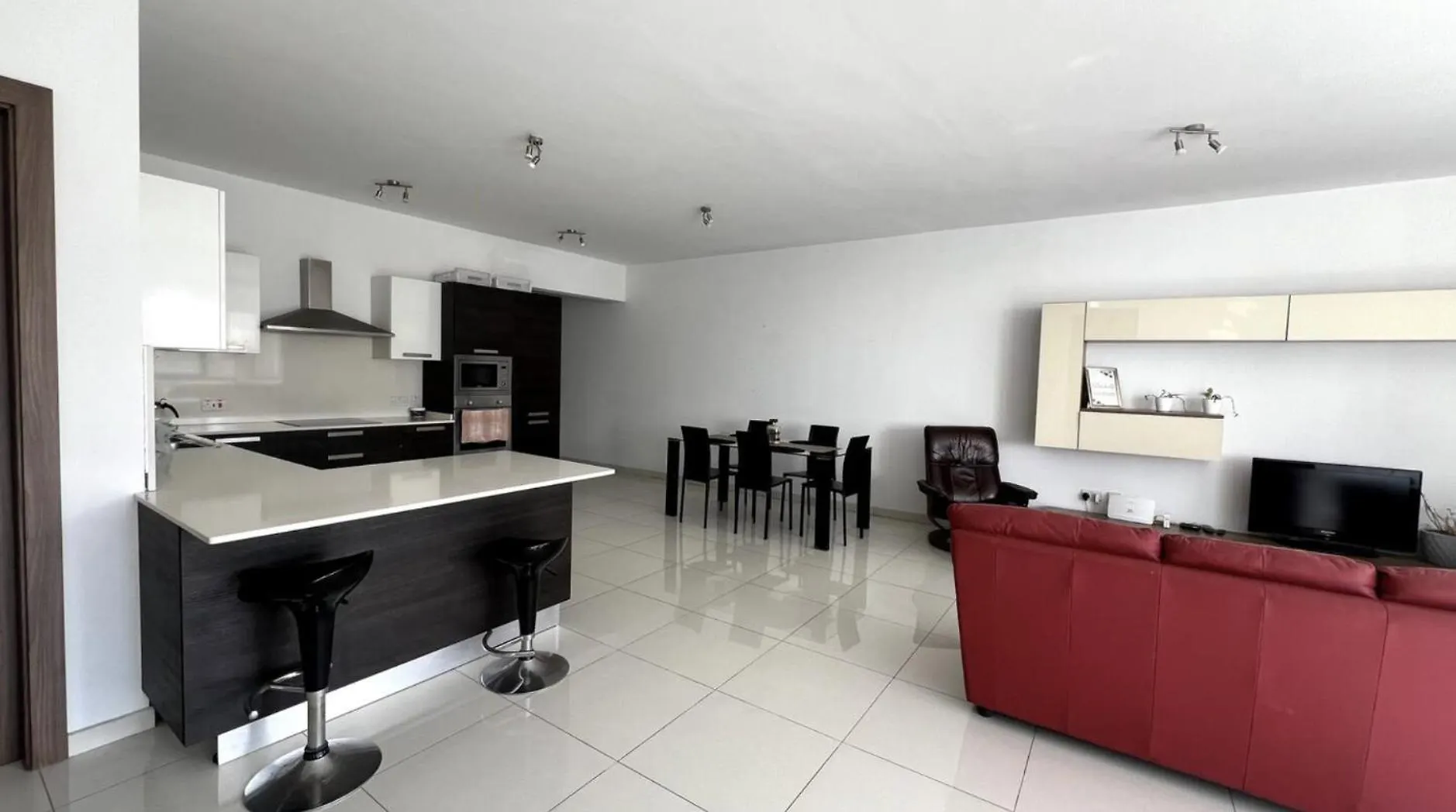 Bright Room Shared Bath Balcony For Woman Only Is-Swieqi Homestay